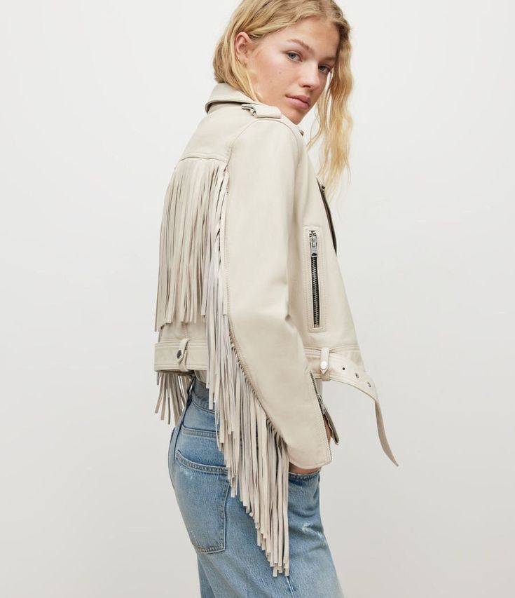 This Fringe Jacket is ideal for any women looking for a Minimalist Fashion Leather Jacket. These type of Fringes are very unique, extremely high-quality more expensive than other types. This Women Fringe Jacket is made of Real Leather with full body lining, keeps you warm, comfortable and warm in extreme weather conditions DESCRIPTION OF THE PRODUCT Product: An interior and exterior made entirely of genuine leather for this western jacket Material: External material of superior quality made enti Leather Fringe Jacket, Festival Jacket, Western Style Outfits, Fringe Leather Jacket, Boho Jacket, Leather Jacket Style, Suede Fringe Jacket, Fringe Jacket, Leather Fringe