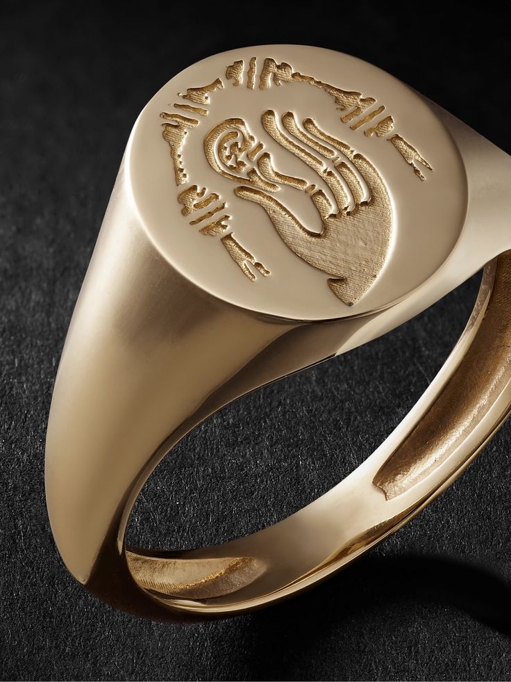 VADA's signet ring is engraved with an interpretation of the ancient Greek symbol for remembrance, signifying memories and the passing of traditions. It's cast from gold and has been handcrafted in the label's Austin studios. Ancient Greek Symbols, Signet Ring For Men, Greek Symbol, Gold Signet Ring, Ring For Men, Ancient Greek, Mr Porter, Signet Ring, Austin