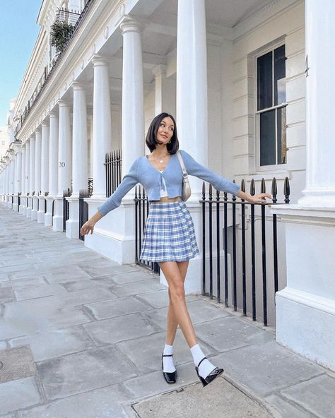 Checkered Tennis Skirt Outfit, Plaid Tennis Skirt Outfit, English Moodboard, Blue Tennis Skirt Outfit, Skirt And Cardigan Outfit, Checkered Skirt Outfit, Blue Skirt Outfits, Checkered Outfit, Blue Tennis Skirt