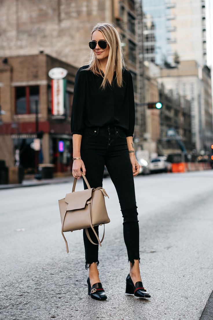 Celine Belt, Jeans Gucci, Work Outfits Women Office, Blogger Street Style, Heels Outfits, Fashion Jackson, Beige Bag, Elegante Casual, Fashion Blogger Style