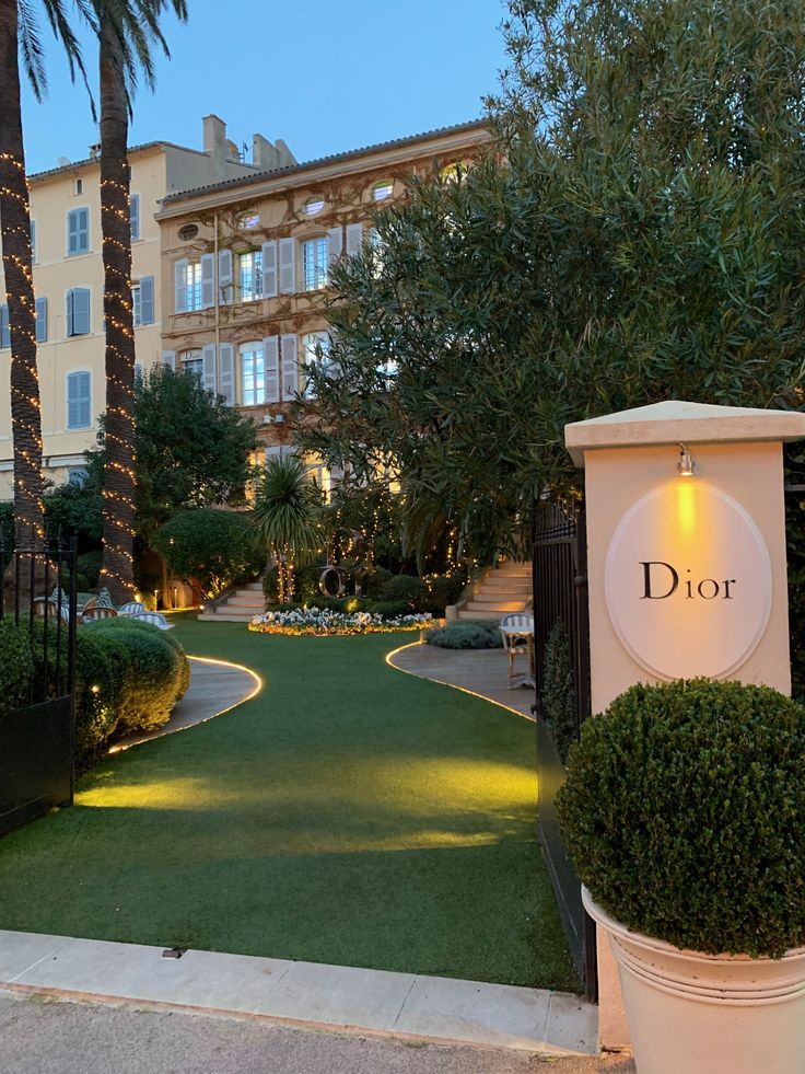 the entrance to dior hotel in palm beach, florida at night with lights on