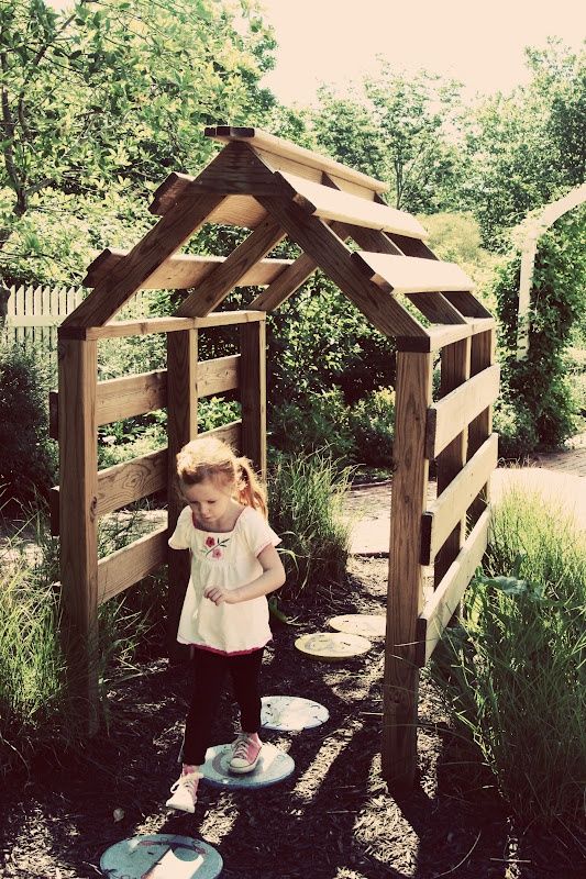 A few old pallets used in a garden Pallet Playhouse, Diy Playhouse, Outdoor Play Area, Garden Arbor, Children's Garden, Natural Playground, Pallet Garden, Outdoor Classroom, School Garden