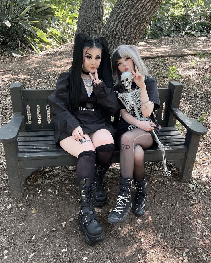 Goth Friends Aesthetic, Goth Lesbian, Platonic Life Partner, Goth Friends, Future Aesthetic, Egirl Fashion, Punk Aesthetic, Goth Girl, Corpse Bride