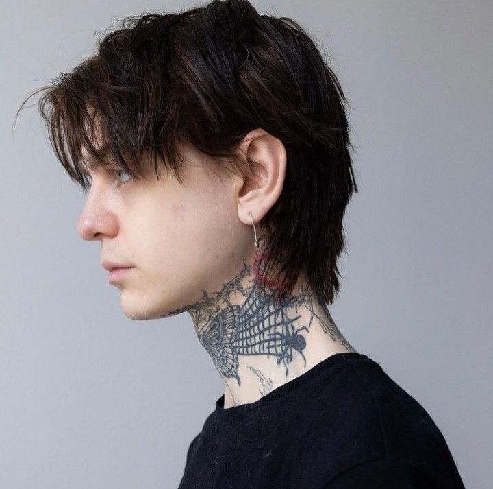 Wolfcut Flow Men, Short Shag Masculine, Male Hair Inspo Straight, Masculine Haircuts Straight Hair, Long Bangs Men Haircut, Mod Mullet Haircut, Grunge Mullet Men Straight Hair, Short Straight Hairstyles Men Round Face, Mens Grunge Haircut