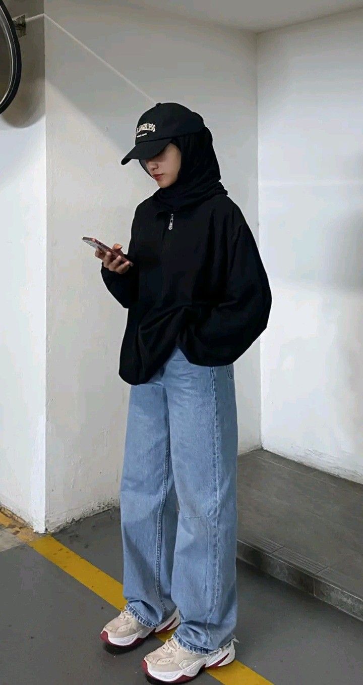 Isnta :@batrisyiav Aesthetic Poses Hijab, Staylesh Girl Cool, Outfit Hijab Tomboy, Casual Outfits With Hijab, Ootd Hijab Swag, Outfit Girl Hijab, Hoodie With Hijab, Outfit Ideas Hijab Casual, Cool Hijab Outfit