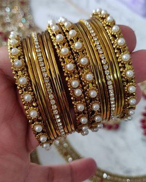 Bride Bangles, Aesthetic Suits, Bridal Jewellery Ideas, Jewellery Mood Board, Punjabi Aesthetic, South Asian Jewelry, Wedding Bangles, Designer Bangles, Red Bangles