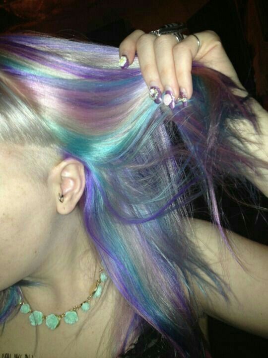 Veil Technique Hair Dye, Pastel Grunge Tumblr, Blue Multicolor Hair, Hair Dye Rainbow, Pastel Hair Streaks, Rainbow Hair Streaks, Rainbow Streaks In Hair, Tumblr Hair Color, Pastel Hair Aesthetic