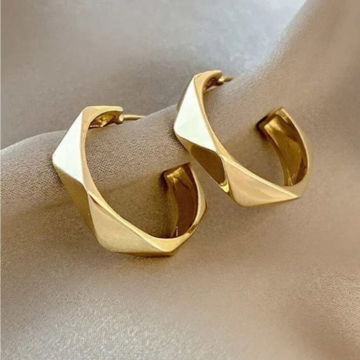 Geometric Gold Plated Open Hoop Stud Earrings With Backings Brand New! Hoop Gold Earrings Designs, Elegant Jewelry Classy Gold, Earing Designs Gold, Gold Jewellery Earrings, Modern Gold Earrings, Minimalist Jewelry Earrings, Modern Gold Jewelry, Minimalist Accessories, Classy Jewelry