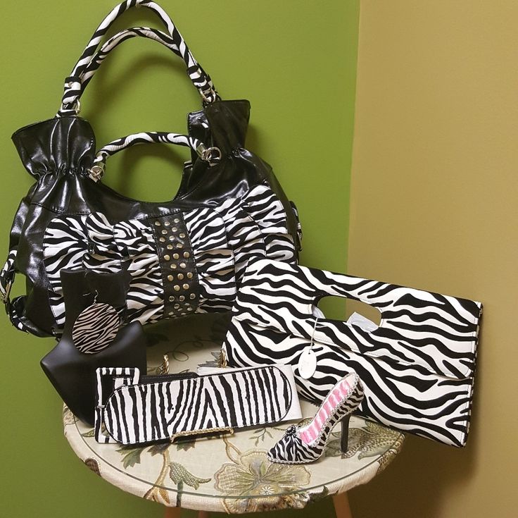 Ladies Fashion Handbag With Zebra Handles Hot Pink Decor, Mcbling Fashion, Mojo Jojo, Printed Purse, Pink Decor, Cute Bags, Ladies Fashion, Dream Room, Zebra Print