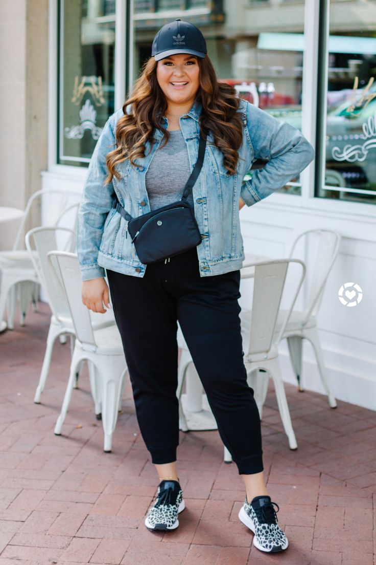 Fall Clothes For Mid Size Women, Cargo Joggers Outfits Women Plus Size, Plus Size Outfits Tennis Shoes, Plus Size Sneakers Outfit, Tops With Joggers Outfit, Styling Joggers Women Plus Size, Joggers Plus Size Outfits, Plus Size Fall Transition Outfits, Mid Size Jogger Outfits