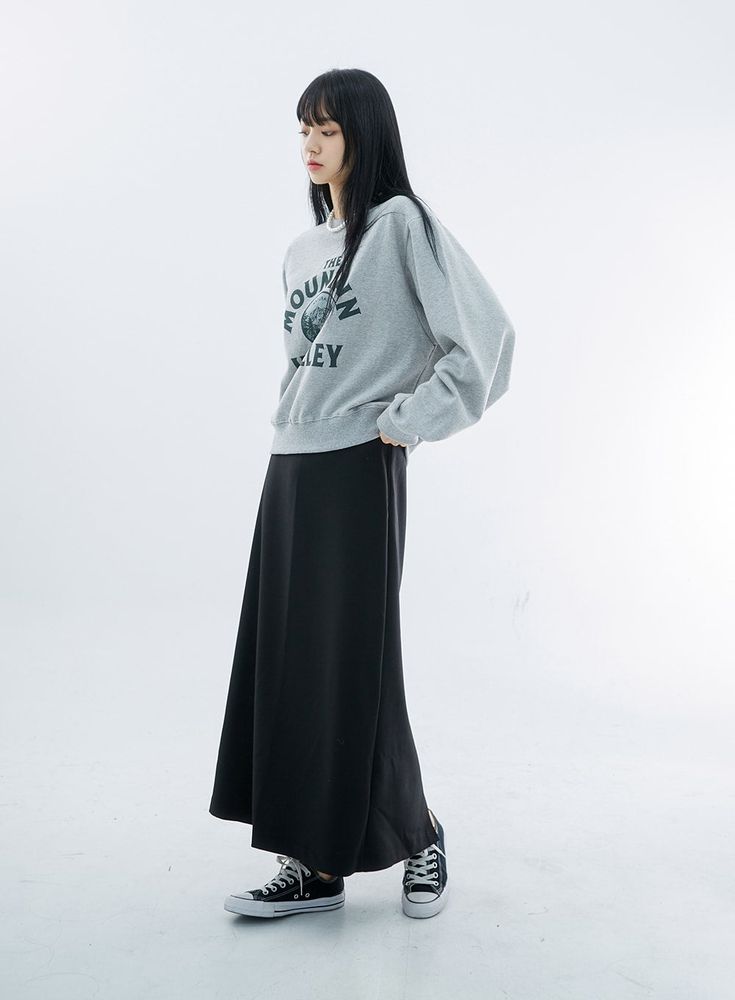 Long Skirt And Converse Outfit, Shoes With Long Skirts, Hoodie And Long Skirt Outfit, Hoodie With Long Skirt, Sweatshirt And Long Skirt, Japanese Long Skirt Outfit, Maxi Skirt With Tshirt, Grey Maxi Skirt Outfit, Skirt With Tshirt