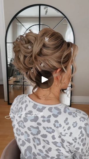 689K views · 5K reactions | 🦋 Técnica de Peinado 🤩
🎥Credits: @juliafratichelli.haircoaching | Beauty TV Latam | Beauty TV Latam · Original audio Short Hair Bridal, Hair Extensions Tutorial, Grey Roots, Shorter Hair, Bridal Hair Updo, Bridal Hairstyle, Elegant Updo, Hair Piece, Womens Haircuts