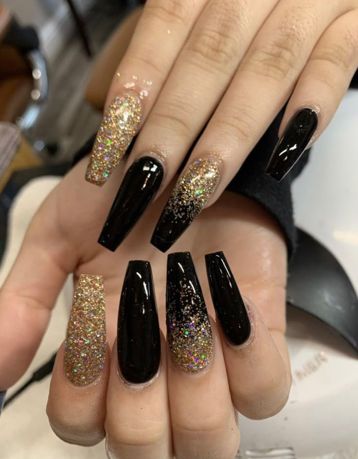 Christmas Nail Art Tutorial, New Years Eve Nail Designs, New Years Eve Nail, Nails Acrylic Ideas, Artist Nails, Nails 2020 Trends, Gold Gel Nails, Nail Art 2023, Black Gold Nails