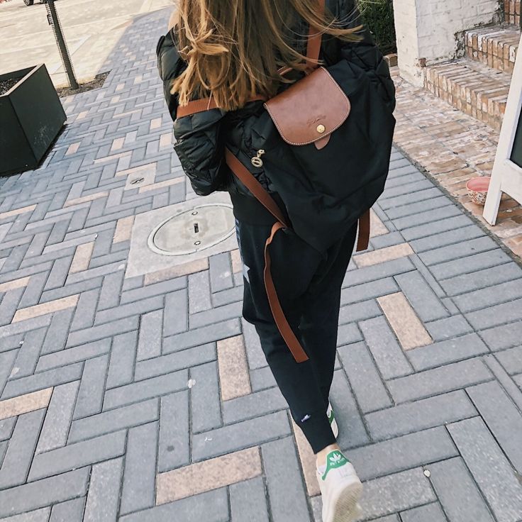 Longchamp Backpack Outfit Style, Le Pliage Backpack Outfit, Longchamp Backpack Outfit, Bagpack Outfit Style, Sabrina Zhuang, Longchamp Outfit, Longchamp Backpack, Long Champ, Funny Bags