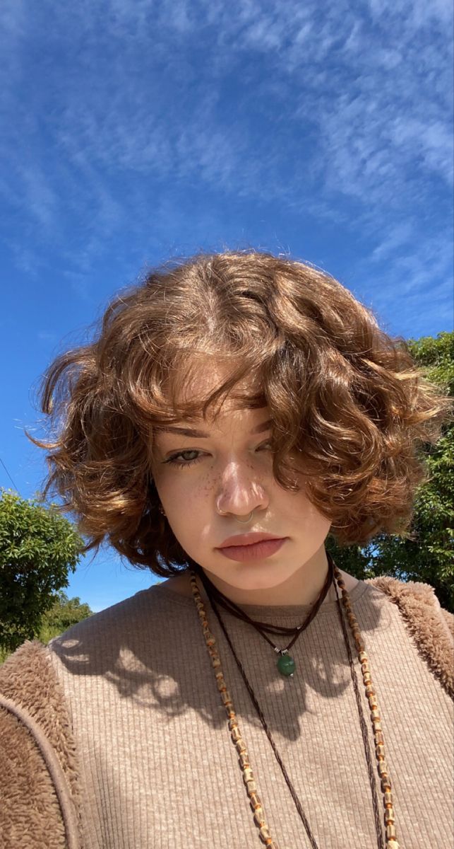 Curly Short Hair Nonbinary, Curly Tomboy Haircut, Tomboy Curly Hair, Short Nonbinary Hairstyles, Short Hairstyles Nonbinary, Haircut Nonbinary, Nonbinary Hair Curly, Short Hair Nonbinary, Non Binary Haircuts Curly