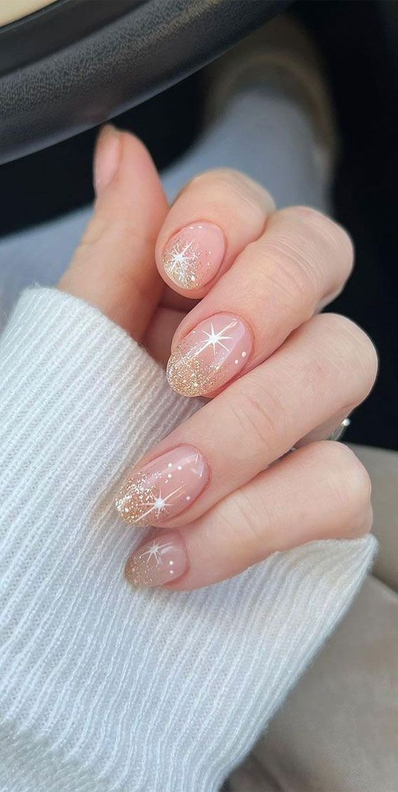 star nails, starburst nails, nail trends, starburst acrylic nails, star nails design, star nails y2k, nail art with stars Gold Holiday Nails, Nye Nails, New Years Nail Designs, Ombre Nails Glitter, Plaid Nails, Manicure Gel, Sweater Nails, Ombre Nail Designs, Her Nails