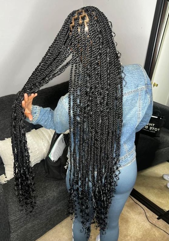 Birthday House Party Outfit Women, Twist With Curly Pieces, Small Senegalese Twist With Curls, Sinagalease Twist Long, Braided Hairstyles That Last Long, Small Island Twist Hairstyle, Knotless Senegalese Twist With Curls, Seneglase Twists, Bohieman Twist