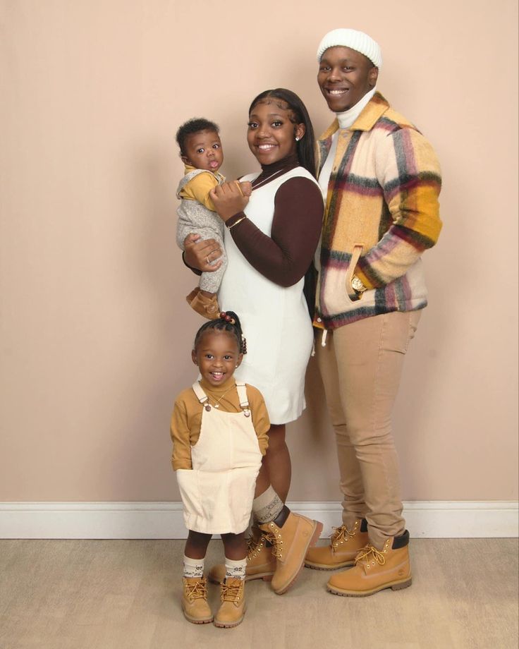 Fall Black Family Pictures Outfits, Black Family Thanksgiving Pictures, Black Family Fall Pictures, Black Family Thanksgiving Outfits, Family Thanksgiving Pictures Photo Ideas, Thanksgiving Pictures Family, Black Family Fall Pictures Outfits, Fall Family Photos Black People, Thanksgiving Family Outfits