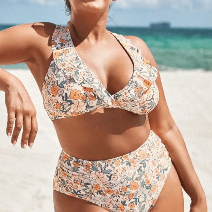 The most flattering swimsuits and bikinis for curves so you can feel confident flaunting your stuff! These best two piece swimsuit sets are cute, comfy and look sexy. Swimsuit For Large Bust, Best Bikinis For Large Bust, Swimsuit For Chubby Girls, Swimwear For Chubby, Midsize Swimsuit, Bathing Suit For Body Type, Bathing Suits For Curvy Women, Midsize Swimwear, Cute Swimsuits For Women