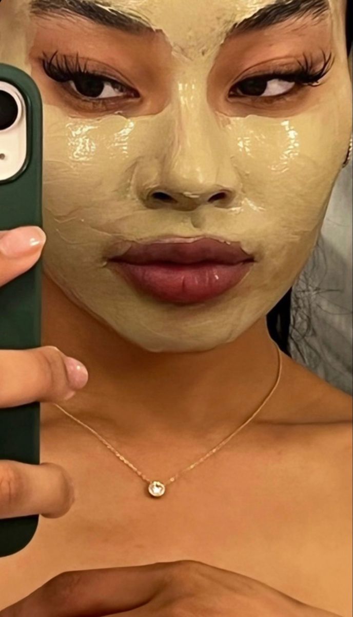 Face Mask Black Women, Kiki Core, Face Mask Aesthetic, Pretty Skin Care, Pretty Skin, Healthy Lifestyle Inspiration, Body Skin Care Routine, Beauty Skin Care Routine, Face Skin Care