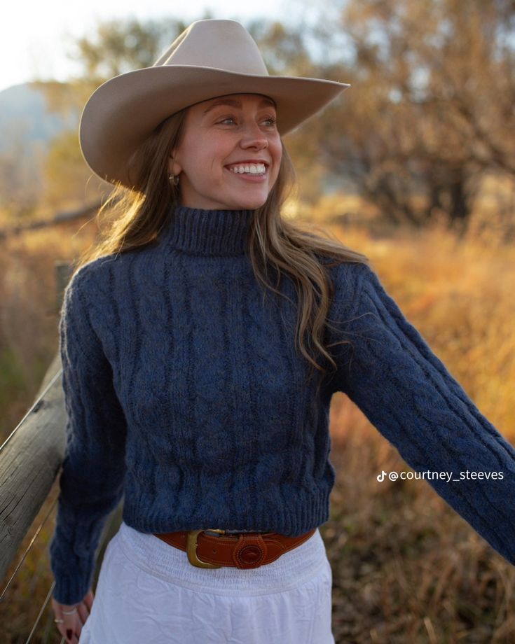 Mountain Cowgirl, Western Trend, Feminine Wardrobe, Cowgirl Aesthetic, Scandinavian Fashion, Knit Turtleneck, Winter Fits, Blue Sweater, General Store