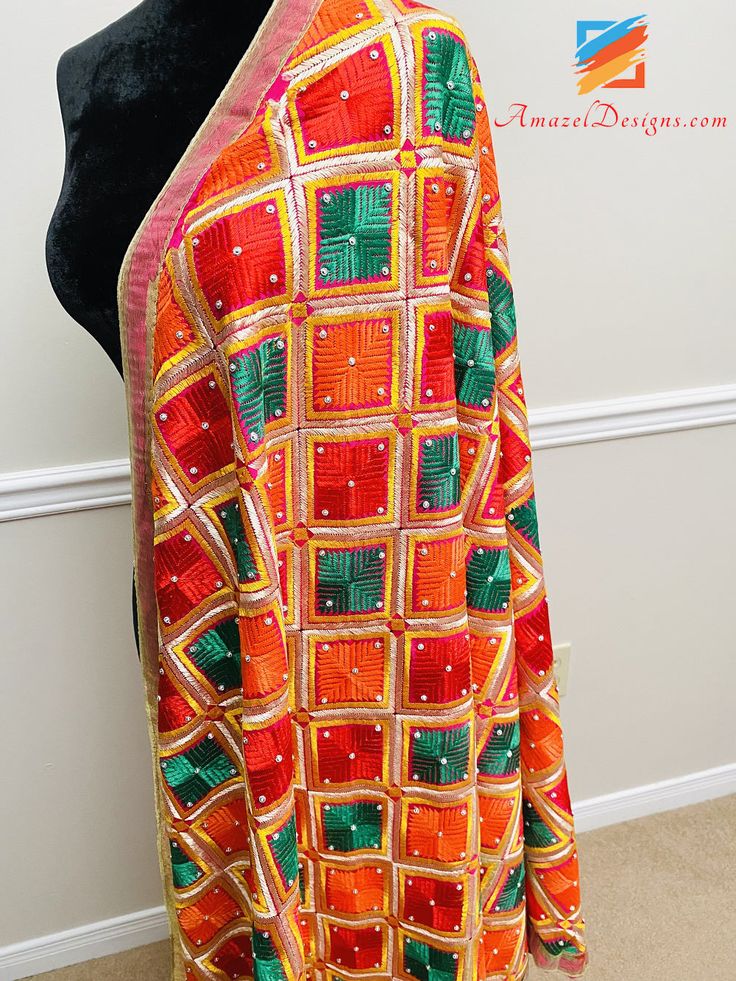 Mehrfarbige grün-orangefarbene Phulkari-Silberperlen.

 📦 UNÜBERTROFFENE No Limits GLOBAL KOSTENLOSER Versand in die USA, Kanada, Norwegen und jedes andere Land.

 - Schwerer Phulkari.

 - Rote, grüne, orange, gelbe, violette und weiße Seidenfadenstickerei.

 - Sippi Sitara gibt es überall im Phulkari.

 - Golden Tissue muss an allen vier Seiten umrandet sein.



 Kaufen Sie mehr PHULKARI CHUNNI .



  Warum Amazon Designs?



 Kundenmeinung - Gur Noor, Kanada

 Erstaunlicher Schmuck. Ganz unt Bollywood Style Green Traditional Wear For Festivals, Green Bollywood Traditional Wear For Festival, Green Bollywood Style Traditional Wear For Festival, Green Traditional Wear With Handwork For Diwali, Orange Mirror Work Dupatta For Diwali, Vibrant Festive Dupatta For Festivals, Diwali Orange Dupatta With Mirror Work, Orange Dupatta With Mirror Work For Diwali, Bohemian Orange Traditional Wear For Wedding