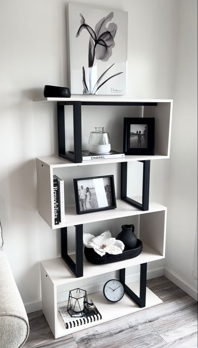 Black and white bookshelf ideas for book shelf home decor ideas black-and-white home decor modern decor Black And White Living Room Decor, Black Room Decor, Black Living Room Decor, White Living Room Decor, Modern Apartment Decor, Apartment Decorating Living, Home Decor Wallpaper, Black And White Living Room, White Room Decor