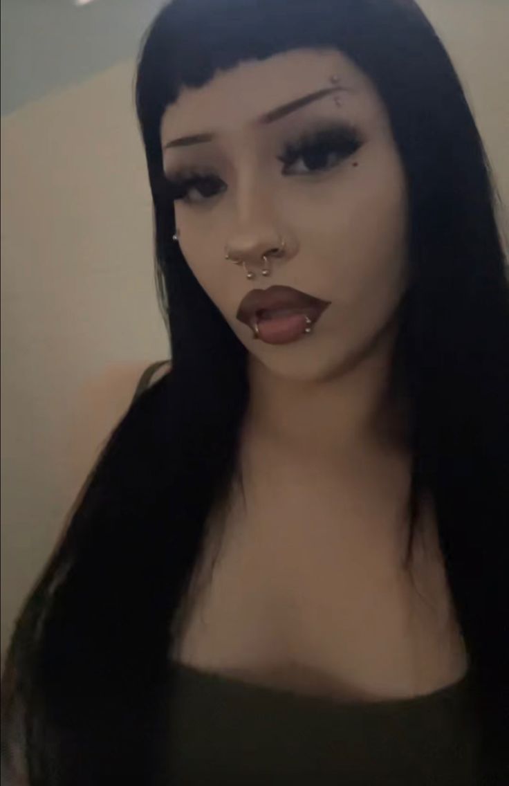 Straight Eyebrows Goth, Charity Core Aesthetic, Thick Eyebrow Makeup, Grunge Eyebrows, Alt Baddie Makeup, Goth Baddie Makeup, Shaved Eyebrows Makeup, Goth Brows, No Eyebrow Makeup