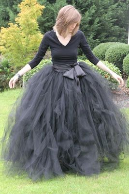 Would make a great witches skirt!!! Witch Skirt, Diy Maxi Skirt, Rok Tutu, Craft Halloween, Skirt Tutu, Scene Girl, Halloween Tutu, Skirt Diy, Skirt Tulle