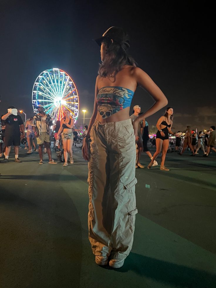 Cali Roots Festival Outfit, Latin Music Festival Outfit, Lolla Palooza Fits, Gov Ball Outfits Music Festivals, Summer Smash Outfits, Lawn Concert Outfit, Suenos Festival, Suenos Festival Outfits, Rolling Loud Aesthetic