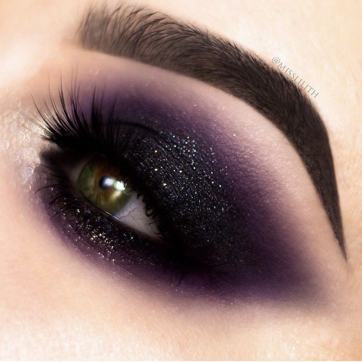 Purple Witch Makeup, Maquillaje Smokey Eyes, Maquillage Goth, Witchy Makeup, Halloween Makeup Witch, Goth Eye Makeup, Make Up Gold, Black Eye Makeup, Purple Eye Makeup