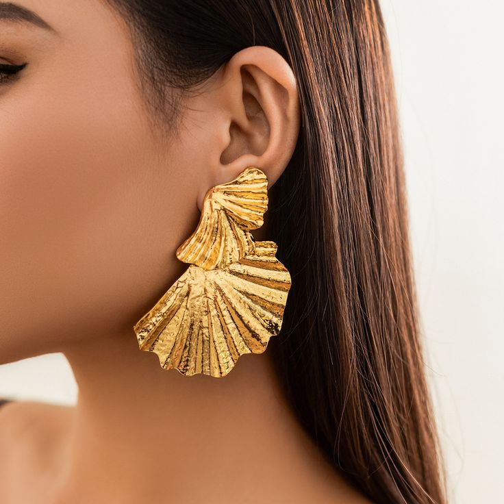 Sku CY-!124702 Material Alloy Feature Electroplated Occasion Vintage, Punk Type Earrings Color Golden, Silver Trending Earings 2024, Large Gold Earrings, Big Dangle Earrings, Trendy Stud Earrings, Metal Fan, Y2k Accessories, Leisure Fashion, Trendy Ring, Flower Stud Earrings