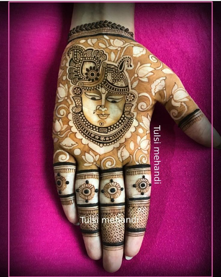 the hand with hendi designs on it