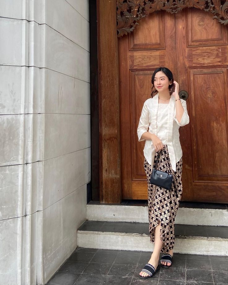 Outfit Kondangan Casual, Batik Fashion Modern, Batik Simple, Ootd Campus, Baju Kurung Moden Style, Kebaya Simple, Celana Kargo, Batik Dress Modern, Kebaya Modern Dress