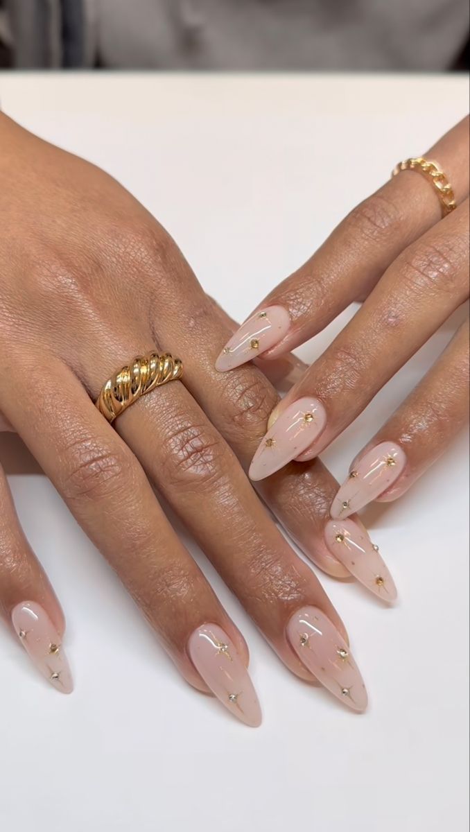 Short Stilleto Nails Fall Colors, Allyiahsface Nails, Christmas Nails Almond Shape, Almond Nails Christmas, Nude Gold Nails, Black Women Nails, London Nails, Almond Acrylic Nails, Neutral Nails