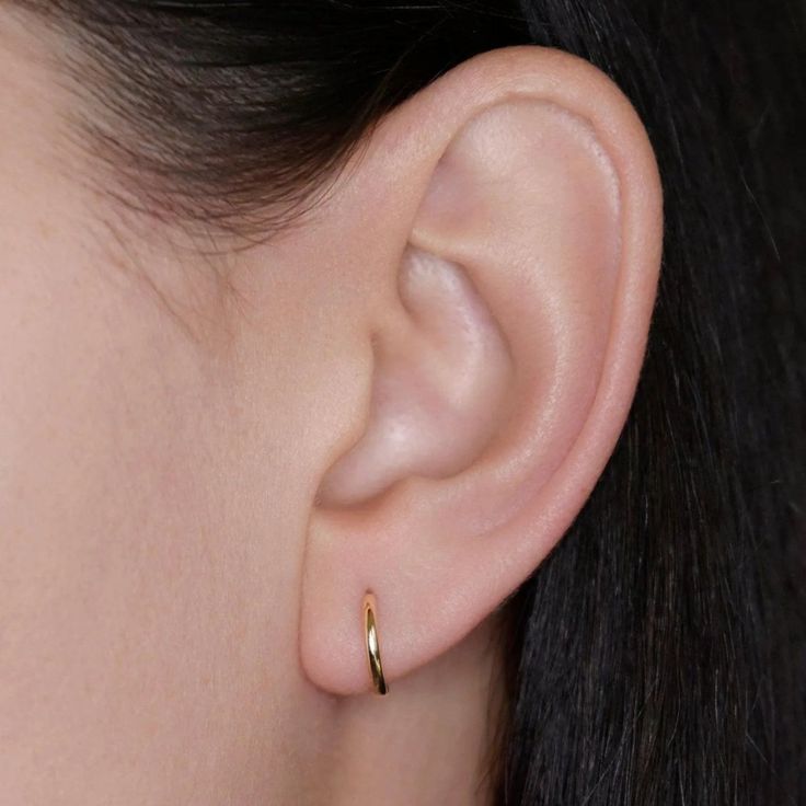 The Labulgara Demi Hoop Earring is an everyday favorite piece featuring a thick solid gold face. This style offers an edgy look that differs from your regular hoop. 14k solid gold 10mm Wear a silicone backing for extra security when needed. Handmade in NYC Gold Face, Edgy Look, Gold Style, Solid Gold, Hoop Earrings, White Gold, Yellow Gold, Gold