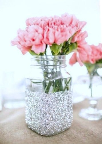 Glittered Jar with Pink Flowers - Easy Budget Wedding Centerpiece Idea Glitter Centerpieces, Apple Orchard Wedding, Glitter Mason Jars, Orchard Wedding, Tafel Decor, Fleurs Diy, Diy Event, Mason Jar Centerpieces, Shower Centerpieces