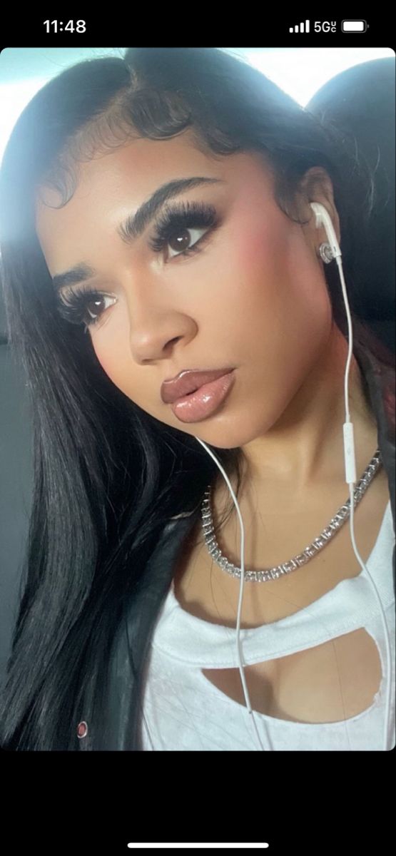 Nicki Minaj Makeup, Minimalist Necklace Gold, Pretty Makeup Looks, Soft Glam Makeup, Cool Makeup Looks, Women Photography Poses, Celebrity Makeup, Gorgeous Makeup, Glam Makeup