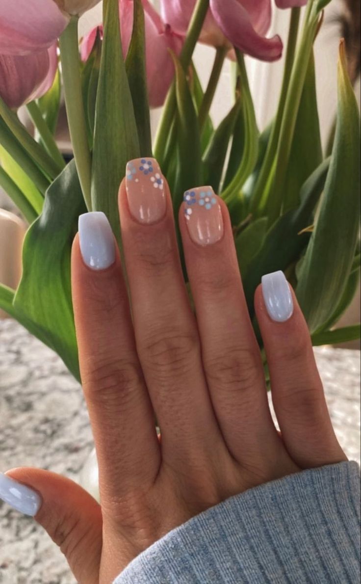 Flower design nails blue Floral Nail Designs, Daisy Nails, Simple Gel Nails, Summery Nails, Short Acrylic Nails Designs, Dipped Nails, Gel Nail Designs, Nails 2024, Floral Nails