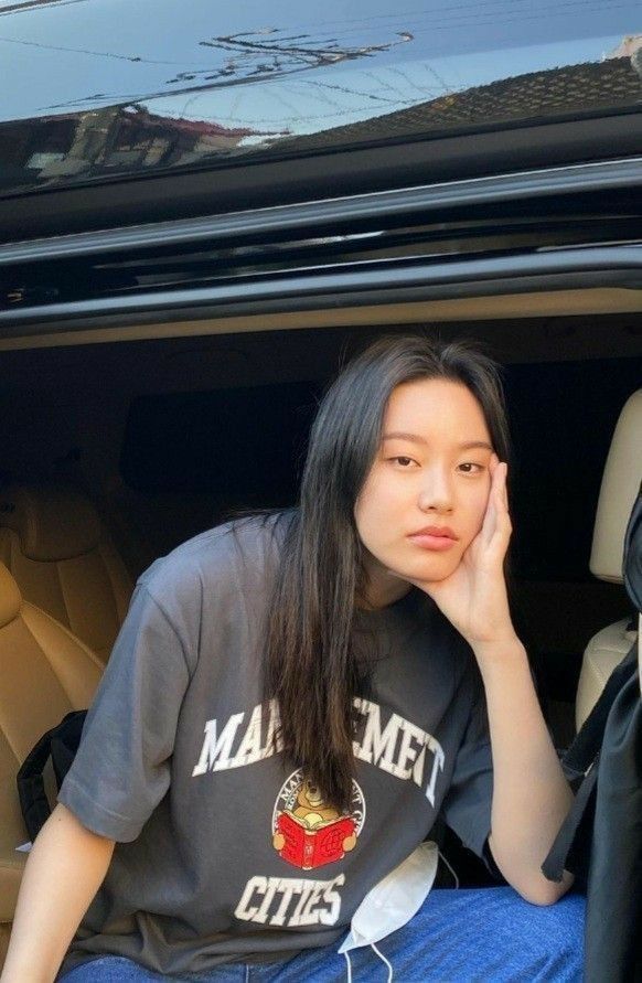 a woman sitting in the back of a car