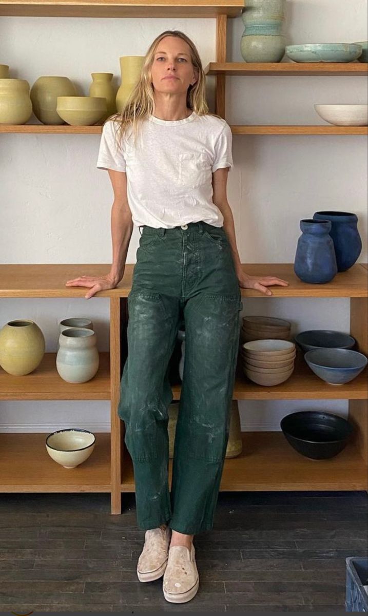 Cute Farm Work Outfits, Farmer Fashion Woman, Garden Work Outfit, Summer Gardening Outfit, Womens Farm Outfit, Field Work Outfit Women, Art Studio Outfit, Pottery Outfit Aesthetic, Garden Core Outfit