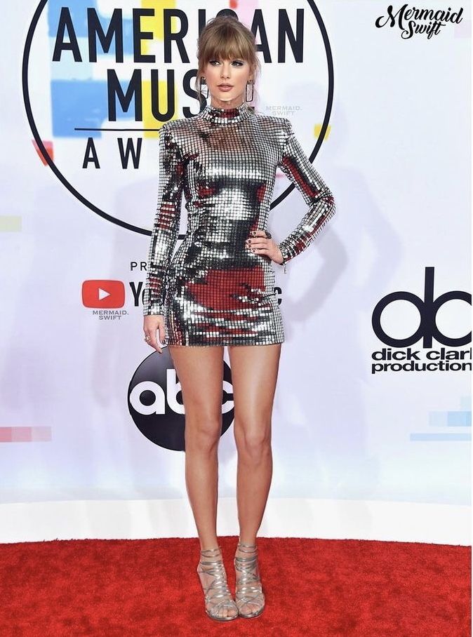 taylor swift on the red carpet at the american music awards