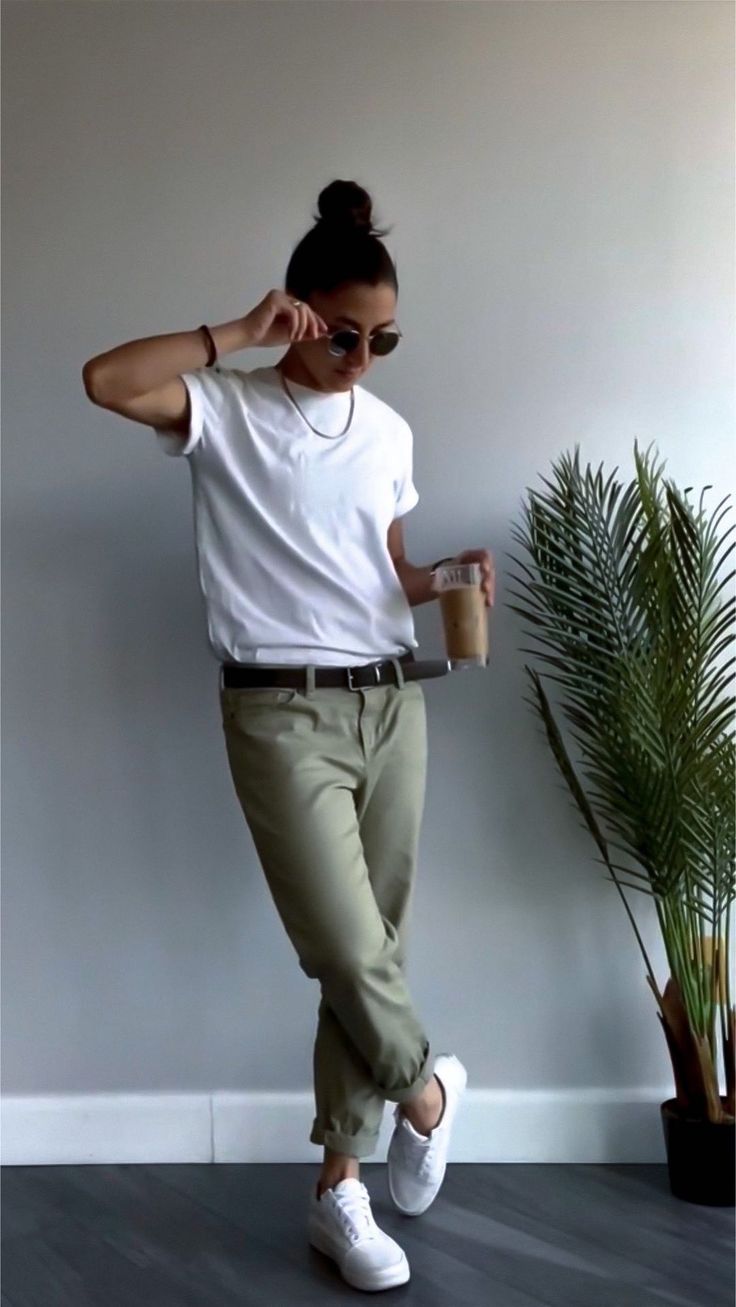 Tomboy Styles For Women, Tomboy Smart Casual, Smart Casual Tomboy Outfit, Tomboy Brunch Outfit, Tomboy Summer Fashion, Tomboy Summer Outfits Street Style, Hipster Outfits Aesthetic, Smart Casual Masc Women, Tomboy Chic Outfits Street Style