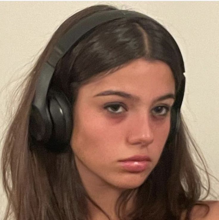 Girl With Headphones, Quiet Girl, Mysterious Girl, Dark Circles Under Eyes, Music Aesthetic, Eye Bags, Girls Makeup, Aesthetic Makeup, Up Girl