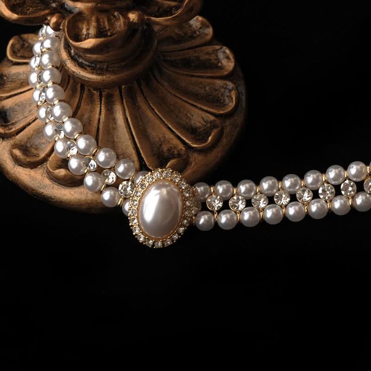 A necklace you'll want to wear to a secret ball held only on full moon nights.
 While wearing a mask and enjoying a mysterious look, you can create an elegant beauty around your neck.
 The pearl that shines in the center is impressive, and its gorgeous appearance will captivate the hearts of those around you.



 <Size>



 Chain length: 33cm+11cm






 <Material>



 alloy

 pearl

 Silver925






 <Others>



 Please refrain from ordering if you are allergic to metals or if plating does n Party Pearl Necklace With Pearl Pendant, Party Pearl White Necklace With Pearl Pendant, Luxury Pearl Choker Necklace, Luxury Pearl Embellished Necklaces For Parties, Luxury Pearl Pendant Necklace For Party, Elegant Gold Pearl Choker, Pearl White Jewelry With Pearl Pendant For Party, Formal Pearl Choker Necklace, Formal Pearl White Choker Necklace