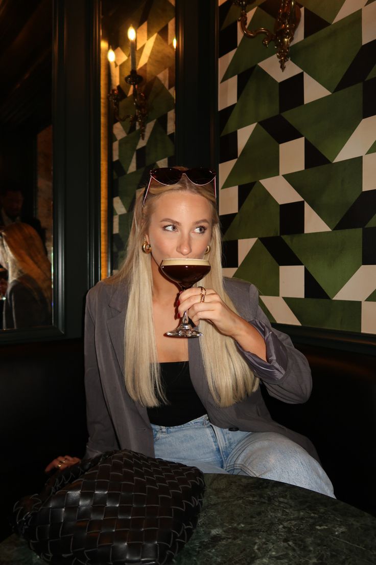 Photos in a bar, espresso martini, happy hour outfit oversized blazer tube, top straight leg, jeans, Dior sunglasses Photo With Drink Instagram, Bar Pics Instagram, Martini Bar Outfit, Happy Hour Pictures, Espresso Martini Picture, Holding Martini Glass Pose, Martini Pictures Instagram, Clubbing Photo Ideas, Drink Photo Instagram