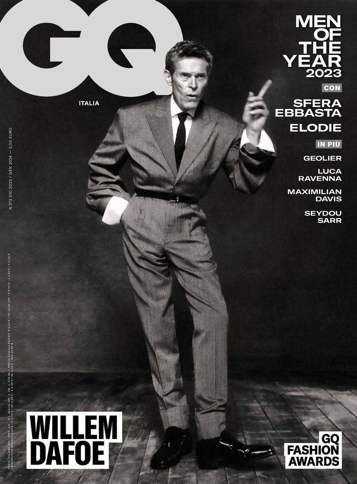 a man in a suit and tie is on the cover of gq italia magazine