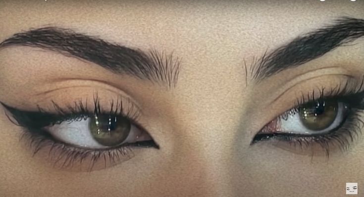 Prom Makeup Siren Eyes, Dark Siren Eye Makeup, Siren Eye Makeup Look, How To Do Siren Eyes Eyeliner, Soft Dark Makeup Looks, Siren Eyes Liner, Dark Feminine Eyeliner, Eygptain Makeup, Siren Liner