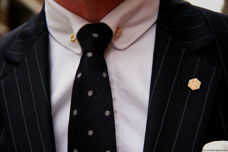 London Collections Men: Dandyism and Collar Pin – TrendBridged.com Pin Collar Shirt, Shirt Collar Pins, Dress Shirt And Tie, Collar Pin, A Fashion Designer, Collar Pins, Vintage Suits, Black And White Shirt, Mens Luxury Fashion