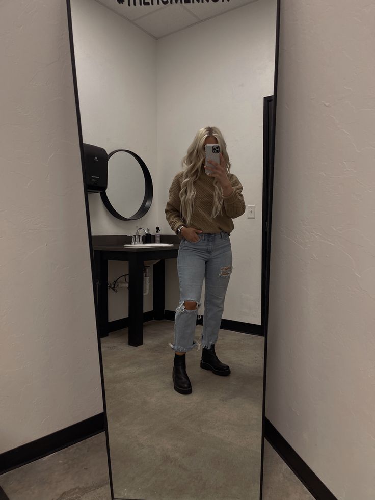 Hairdresser Outfit Work Winter, All Black Cosmetology Outfit, Black Combat Boots Outfit Jeans, Salon Day Outfit, Hairdressers Outfits, Salon Work Outfit, Hairstylist Fits, Hair Appointment Outfit, Hairdresser Outfit